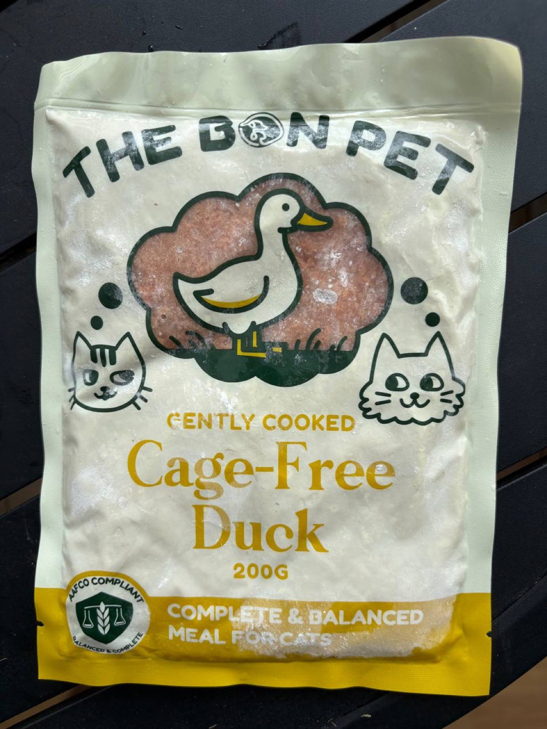 Stacked multipack of frozen gently cooked pet food meals